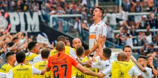 Corinthians é tricampeão ao superar São Paulo nos minutos finais