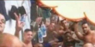 Criminosos tiram foto dentro de cadeia fazendo símbolo de facção