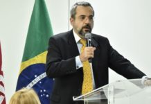 MPF pede que ministro pague R$ 5 milhões por sugerir que alunos assumam limpeza de salas de aula