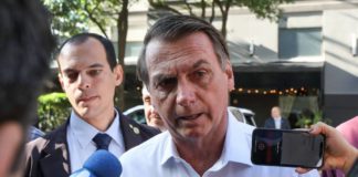 Irritado, Bolsonaro agride repórter da Folha e publica vídeo no Twitter