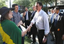 De Dallas, Bolsonaro desafia MP para defender Flávio: “Venham pra cima de mim”