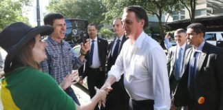 De Dallas, Bolsonaro desafia MP para defender Flávio: “Venham pra cima de mim”