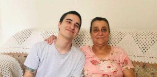 Jovem cria ‘manual do WhatsApp’ para ajudar avó da namorada a mexer no primeiro celular