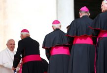 Por que 19 sacerdotes e teólogos acusam o Papa Francisco de heresia