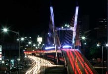 Monumentos de Natal são iluminados com as cores da bandeira LGBT