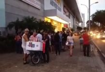 Poucos comparecem e protesto contra aumento da passagem vira panfletagem