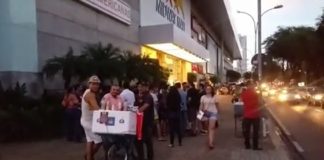 Poucos comparecem e protesto contra aumento da passagem vira panfletagem