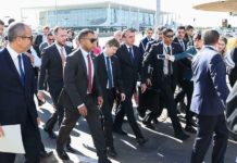 Bolsonaro vai a pé do palácio à Câmara homenagear humorista do SBT