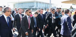 Bolsonaro vai a pé do palácio à Câmara homenagear humorista do SBT