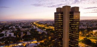 Setor de serviços cai 0,7% em março, 3º recuo mensal seguido