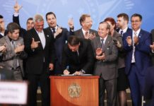 Decreto de Bolsonaro facilita porte de armas a políticos e caminhoneiros