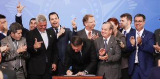 Decreto de Bolsonaro facilita porte de armas a políticos e caminhoneiros