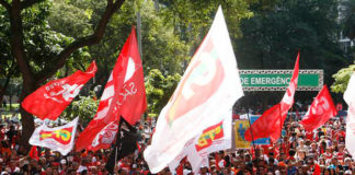 Em ato unificado de 1º de maio, CUT e Força Sindical aprovam greve geral