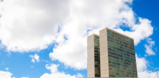 Empresas de congressistas devem R$ 320 milhões à Previdência