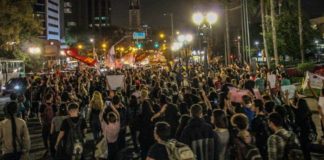 Bolsonaro é recebido em Curitiba com vaias por uma multidão de estudantes