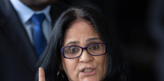 Damares nega pedido de demissão e diz ter ‘muito a fazer’ no governo