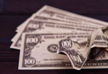 Dólar supera R$ 4,10 e fecha no maior valor em oito meses