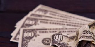 Dólar supera R$ 4,10 e fecha no maior valor em oito meses