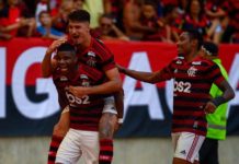 No Rio, Flamengo faz 2 a 1 na Chapecoense e volta a vencer pelo Brasileirão