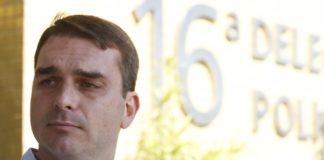 Flávio Bolsonaro fala que seu erro pode ter sido confiar demais no Queiroz