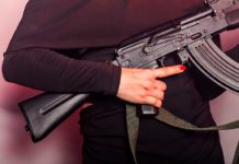 PRF prende homem com fuzis que seriam levados para a Rocinha