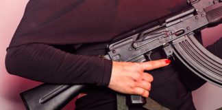 PRF prende homem com fuzis que seriam levados para a Rocinha