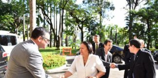 Chegando ao Palácio, em Recife, Fátima avisa: “A princesa chegou”