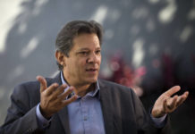 “Colocaram um burro na presidência, que só quer armar a população”, diz Haddad
