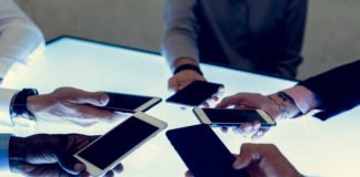 Filhos reclamam que pais passam muito tempo com os smartphones