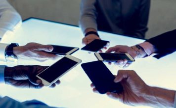Filhos reclamam que pais passam muito tempo com os smartphones