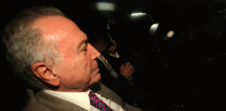 Duas horas antes do prazo, Temer se entrega à PF em São Paulo