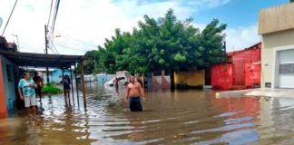 Ruas de Natal ficam alagadas após chuvas na manhã desta quinta-feira (30)
