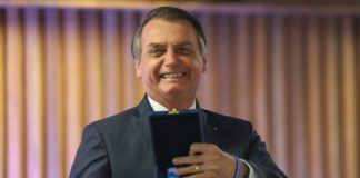 Bolsonaro condecora os filhos Eduardo e Flávio pela segunda vez em menos de um mês