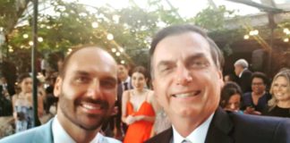 Nepotismo: “Se eu puder dar o filé mignon para o meu filho, eu dou”, diz Bolsonaro sobre embaixada Bolsonaro postou foto com o filho Eduardo durante cerimônia de casamento Foto: Reprodução/Twitter / Agência O Globo
