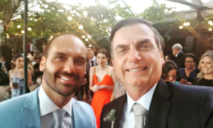Bolsonaro postou foto com o filho Eduardo durante cerimônia de casamento Foto: Reprodução/Twitter / Agência O Globo