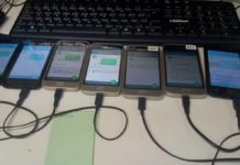 Empresas contrataram disparos pró-Bolsonaro no WhatsApp, diz espanhol Celulares usados em empresa para enviar mensagens de WhatsApp em massa - Reprodução