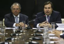 Maia diz que Guedes é injusto em críticas à Previdência e que governo virou ‘usina de crises’ O ministro da Economia, Paulo Guedes, em reunião com o presidente da Câmara, Rodrigo Maia no Ministério da Economia. - José Cruz - 28.mai.2019/Agência Brasil