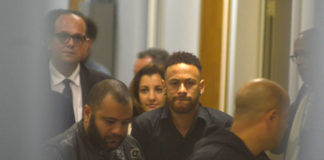 Me senti muito amado, afirma Neymar na saída da delegacia