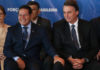 Governo Bolsonaro se blinda e adota cautela com Moro, mas prevê agitação política O presidente Jair Bolsonaro conversa com o vice, Hamilton Mourão, em evento nesta segunda-feira (10) - André Coelho/Folhapress