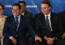 Governo Bolsonaro se blinda e adota cautela com Moro, mas prevê agitação política O presidente Jair Bolsonaro conversa com o vice, Hamilton Mourão, em evento nesta segunda-feira (10) - André Coelho/Folhapress