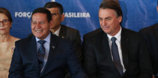 Governo Bolsonaro se blinda e adota cautela com Moro, mas prevê agitação política O presidente Jair Bolsonaro conversa com o vice, Hamilton Mourão, em evento nesta segunda-feira (10) - André Coelho/Folhapress