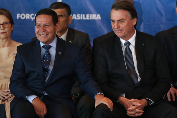 O presidente Jair Bolsonaro conversa com o vice, Hamilton Mourão, em evento nesta segunda-feira (10) - André Coelho/Folhapress