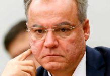 Deputados pressionam por alívio em regra de aposentadoria de político