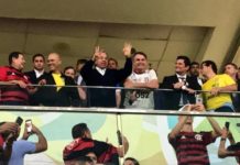 Sob desgaste, Moro vai, de terno e gravata, ver jogo do Flamengo com Bolsonaro Bolsonaro e Moro em Jogo do Flamengo
