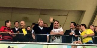 Sob desgaste, Moro vai, de terno e gravata, ver jogo do Flamengo com Bolsonaro Bolsonaro e Moro em Jogo do Flamengo