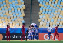 Copa América consegue renda milionária com arenas vazias Jogadores do Paraguai comemoram gol contra o Qatar, na Copa América, diante de uma arquibancada vazia no estádio do Maracanã, no Rio de Janeiro. - Ricardo Moraes/REUTERS