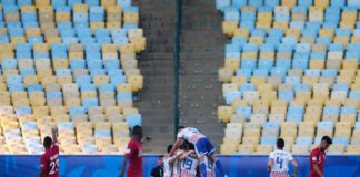 Copa América consegue renda milionária com arenas vazias Jogadores do Paraguai comemoram gol contra o Qatar, na Copa América, diante de uma arquibancada vazia no estádio do Maracanã, no Rio de Janeiro. - Ricardo Moraes/REUTERS