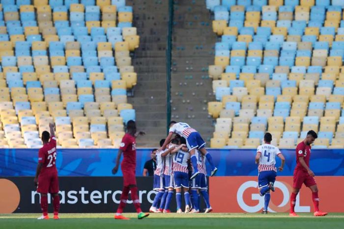 Jogadores do Paraguai comemoram gol contra o Qatar, na Copa América, diante de uma arquibancada vazia no estádio do Maracanã, no Rio de Janeiro. - Ricardo Moraes/REUTERS