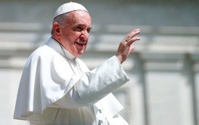 O Papa Francisco no Vaticano, em foto de 24 de abril — Foto: Reuters/Yara Nardi