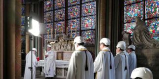 Dois meses após incêndio, Notre-Dame tem primeira missa Karine Perret/Pool via Reuters/direitos reservados